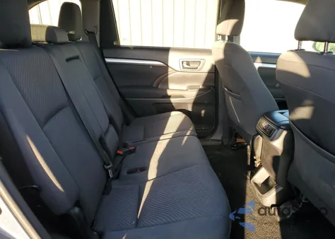 2019 Toyota Highlander Le z USA, uszkodzony, nr VIN 5TDBZRFH4KS924408